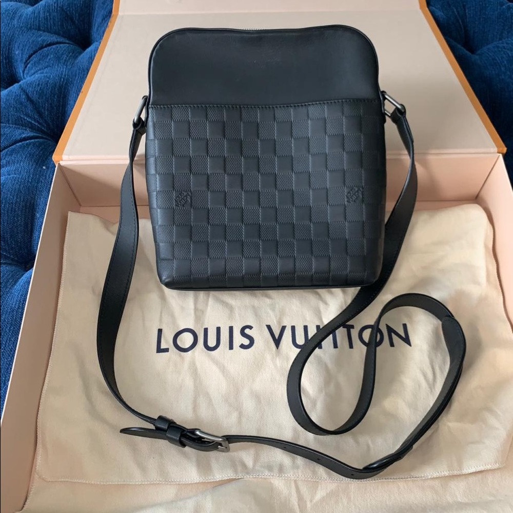 LV Mens Messenger Bag - Picture 1 of 6